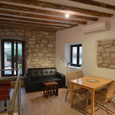 Apartment Il Cortile With Garden And Parking